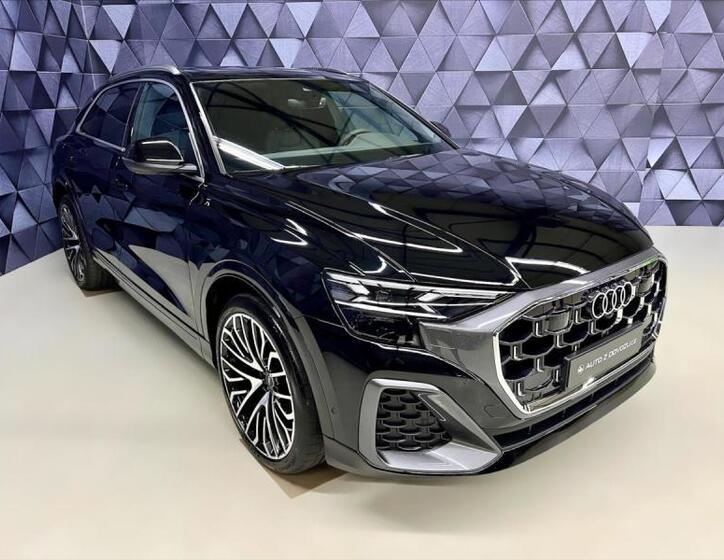 Audi Q8 4