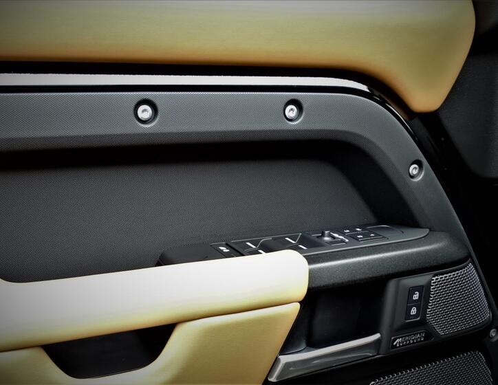 Land Rover Defender 8