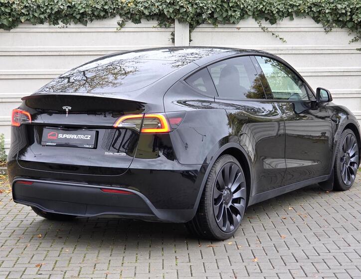 Tesla Model Y 6