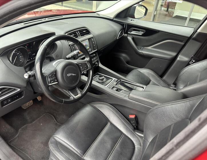Jaguar F-Pace 9