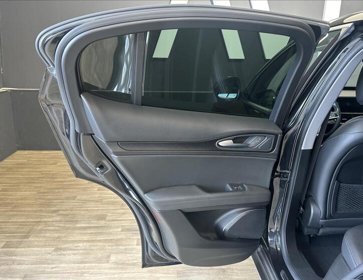 Alfa Romeo Stelvio 17