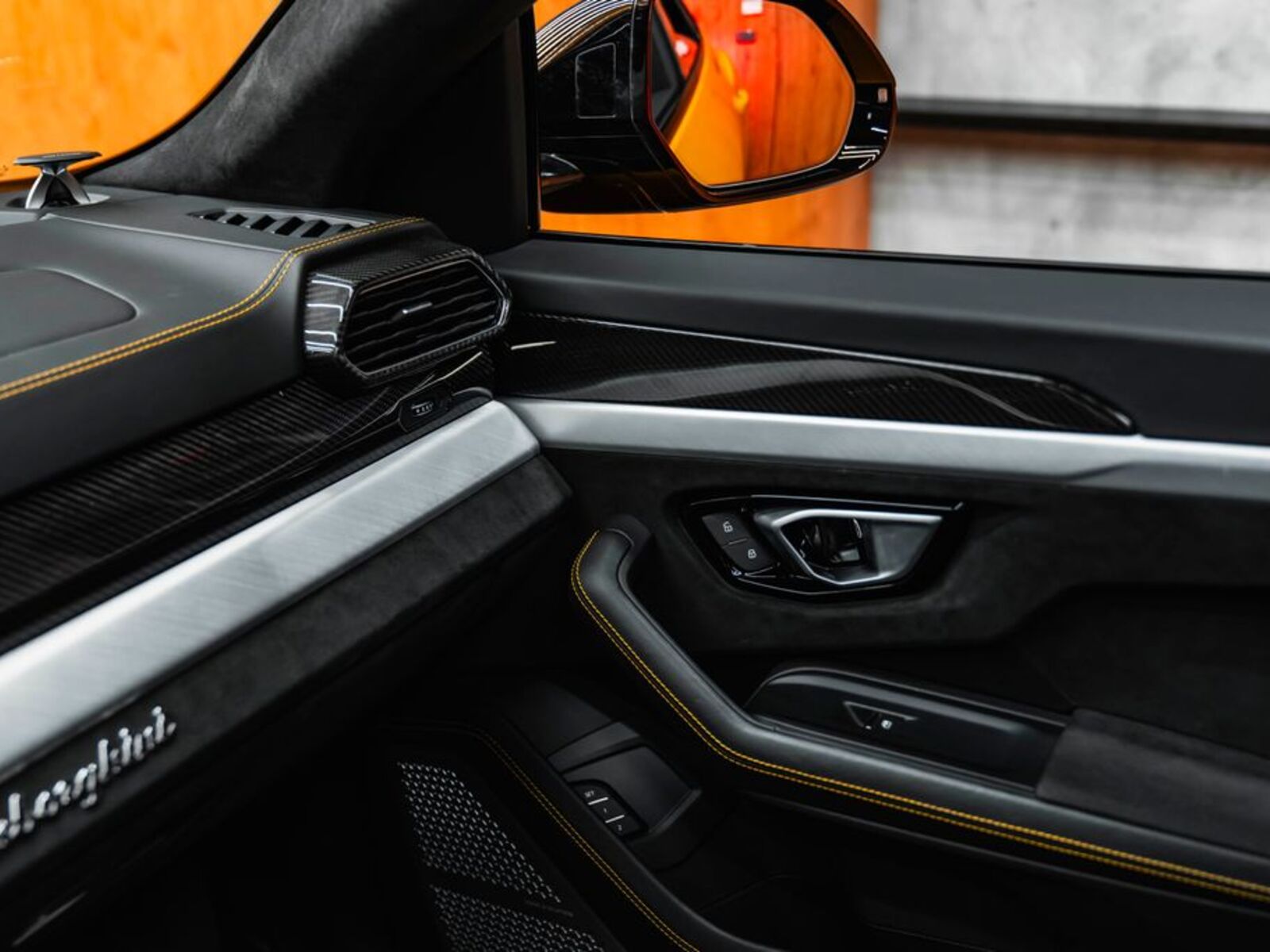 Lamborghini Urus 12
