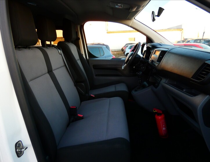 Toyota ProAce 9