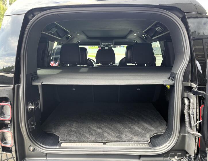 Land Rover Defender 6