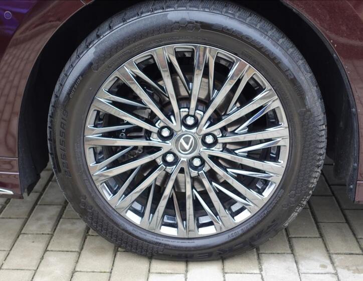 Lexus LM 350h 8