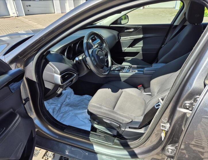 Jaguar XE 7