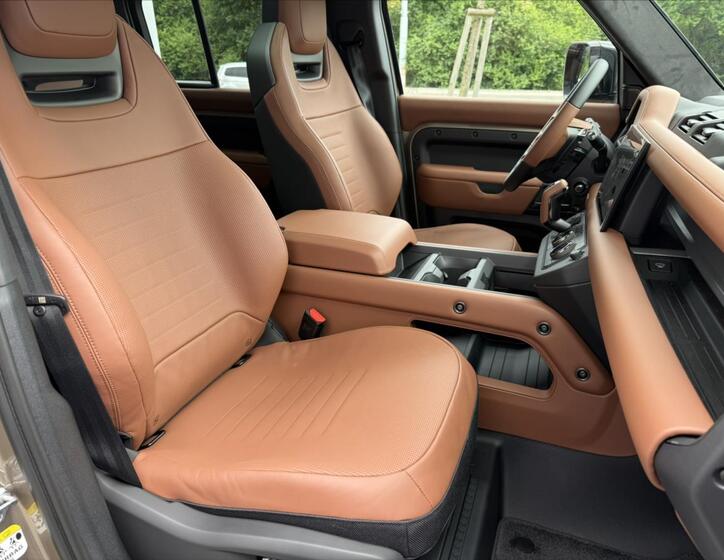 Land Rover Defender 16