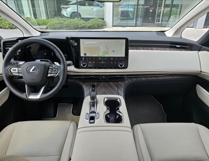 Lexus LM 350h 14