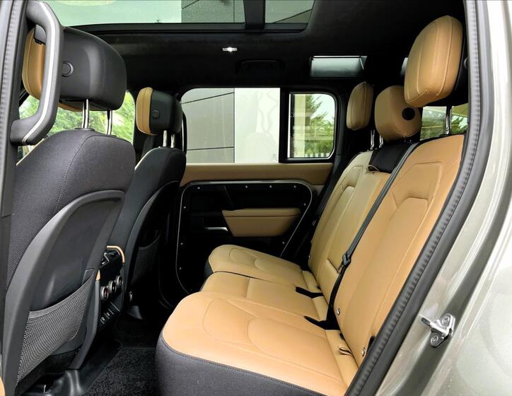Land Rover Defender 37
