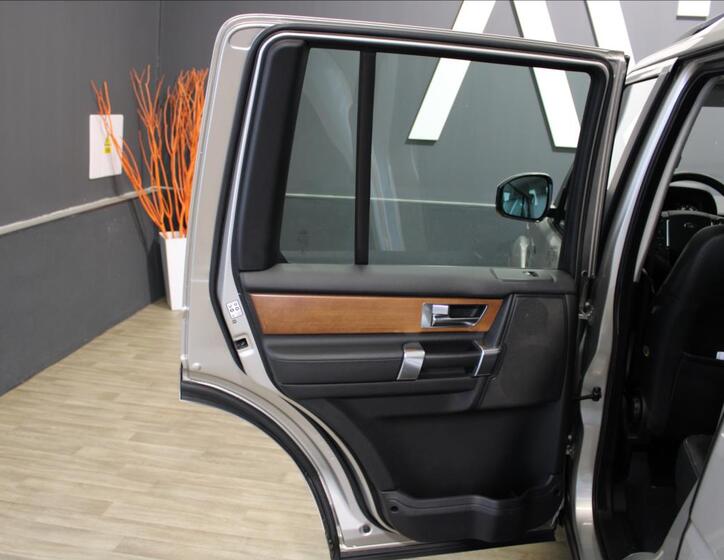 Land Rover Discovery 15
