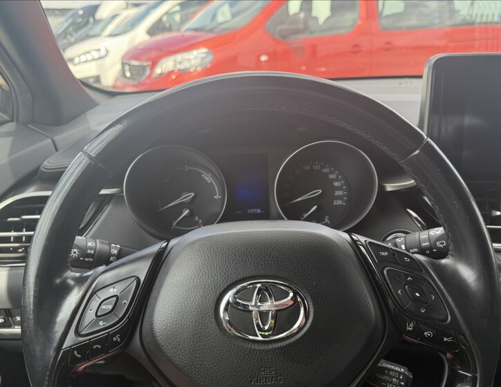 Toyota C-HR 11