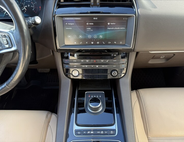 Jaguar F-Pace 14