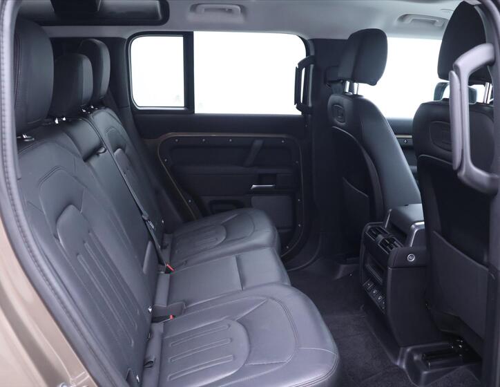 Land Rover Defender 15