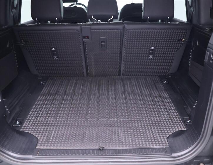 Land Rover Defender 10