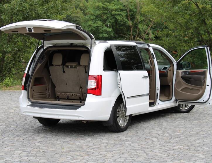 Chrysler Town & Country 13