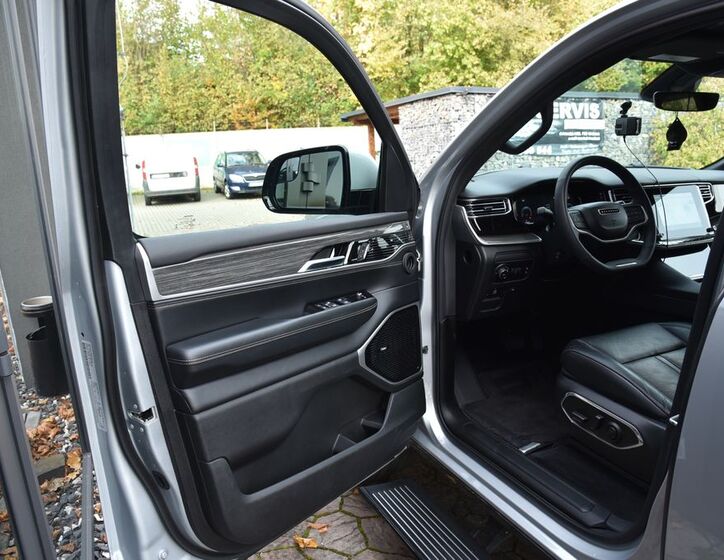 Jeep Wagoneer 13