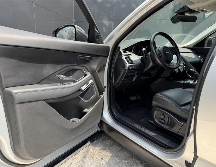 Jaguar E-Pace 10