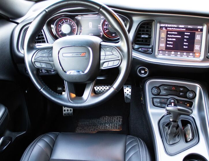 Dodge Challenger 11