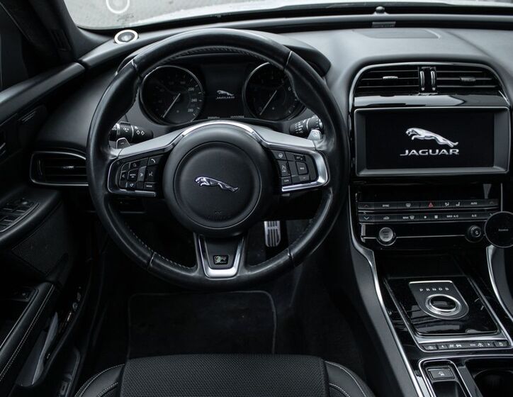 Jaguar XE 10