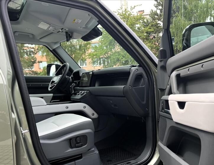 Land Rover Defender 23