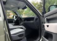 Land Rover Defender 23