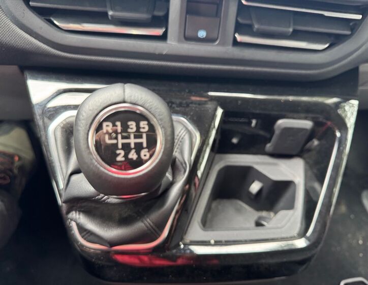 Ford Tourneo Custom 14