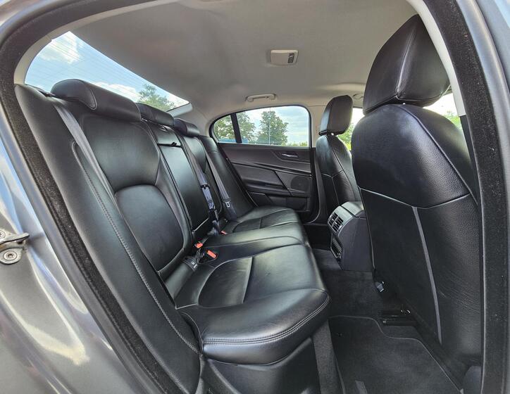 Jaguar XE 40