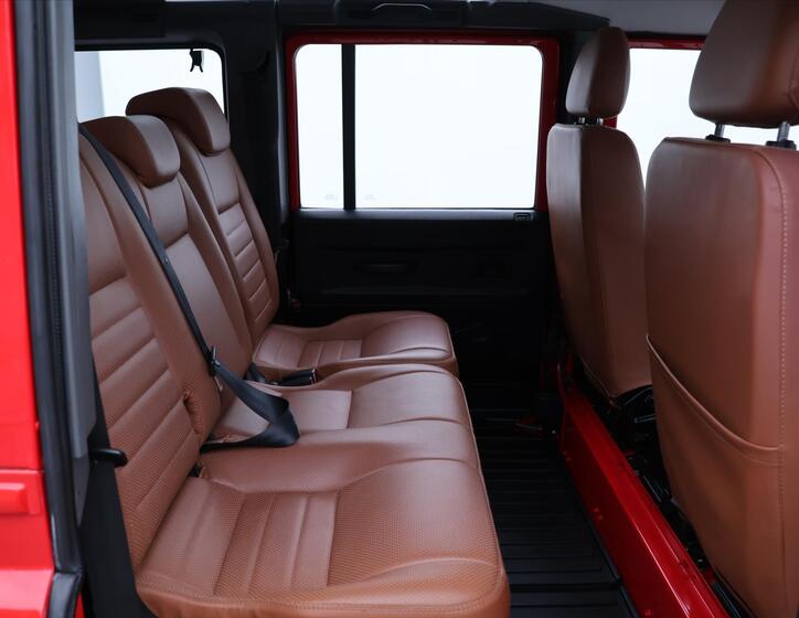 Land Rover Defender 14
