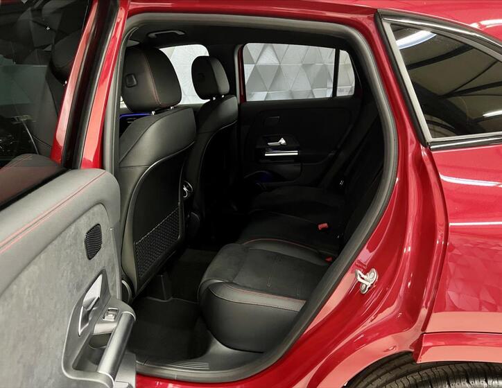 Mercedes-Benz GLA 11