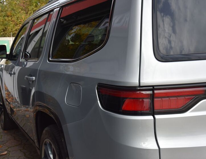 Jeep Wagoneer 11
