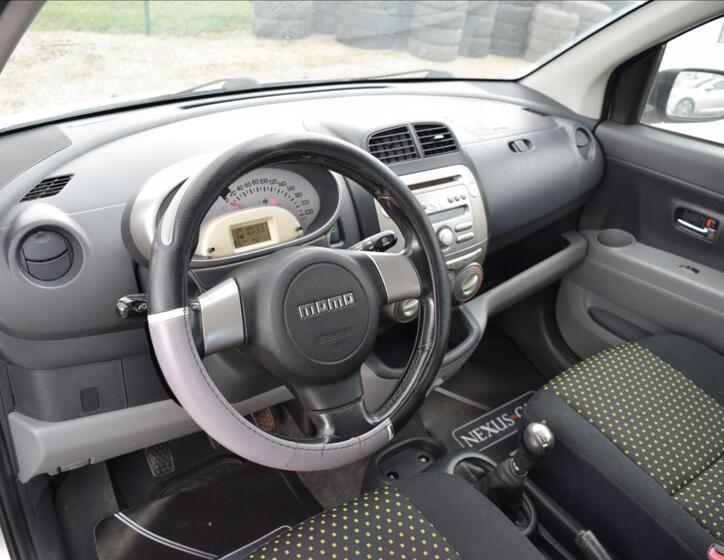 Daihatsu Sirion 16