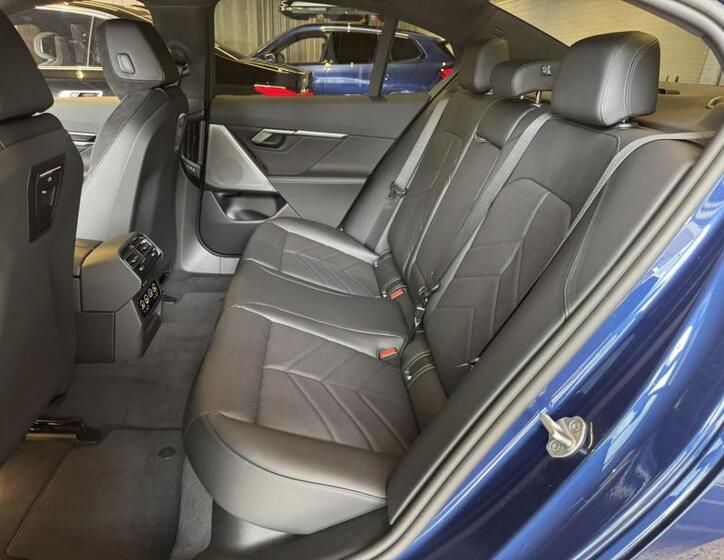 BMW i5 9