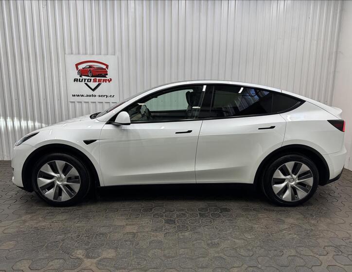 Tesla Model Y 4