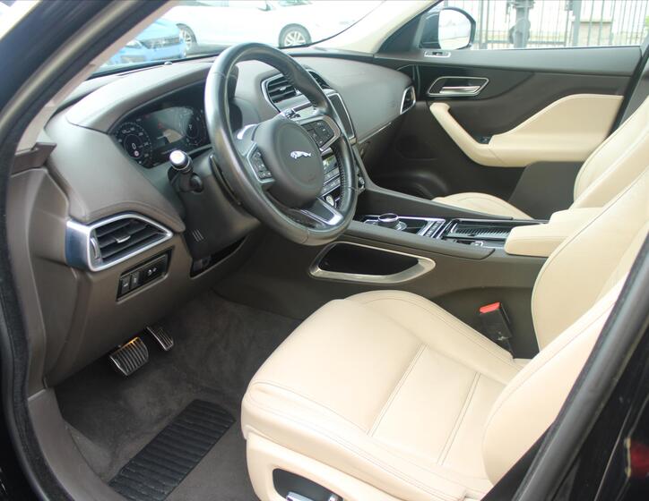 Jaguar F-Pace 10