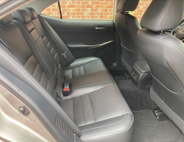 Lexus IS 300h 10