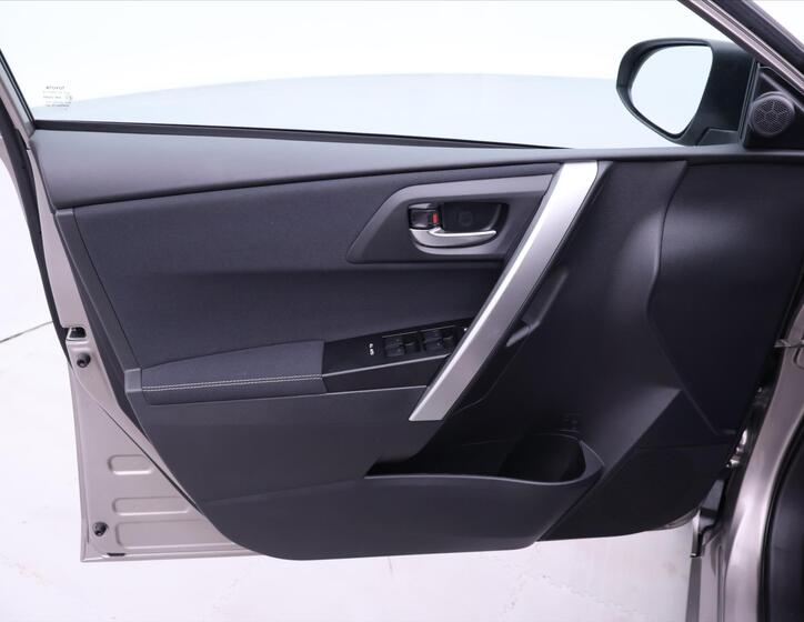 Toyota Auris 11