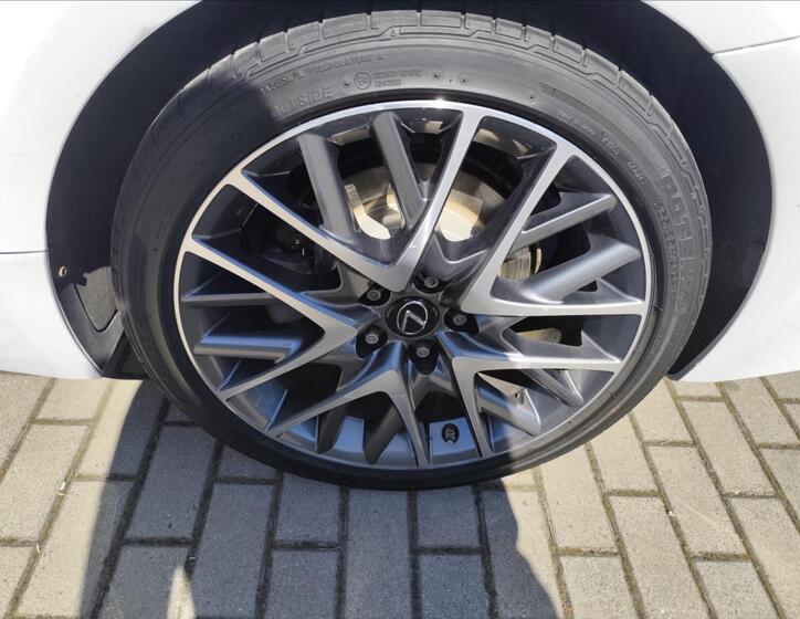 Lexus RC 300h 43