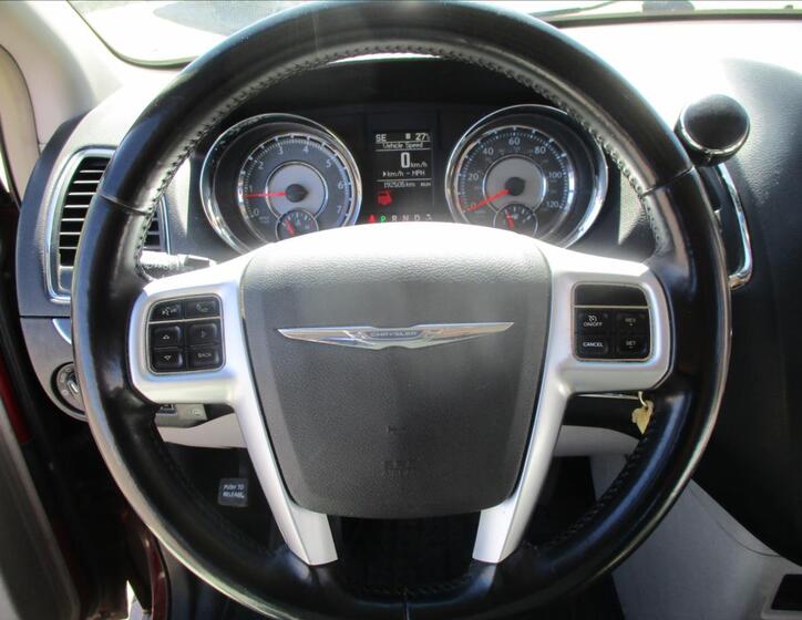 Chrysler Town & Country 16