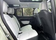Land Rover Defender 22