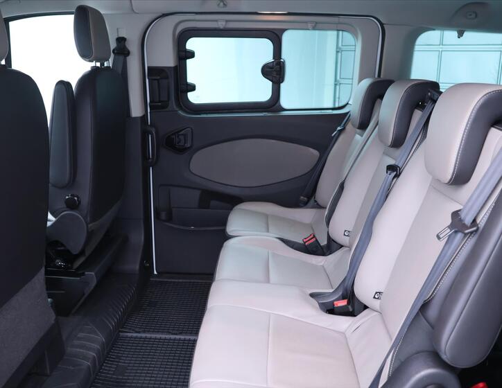 Ford Tourneo Custom 16