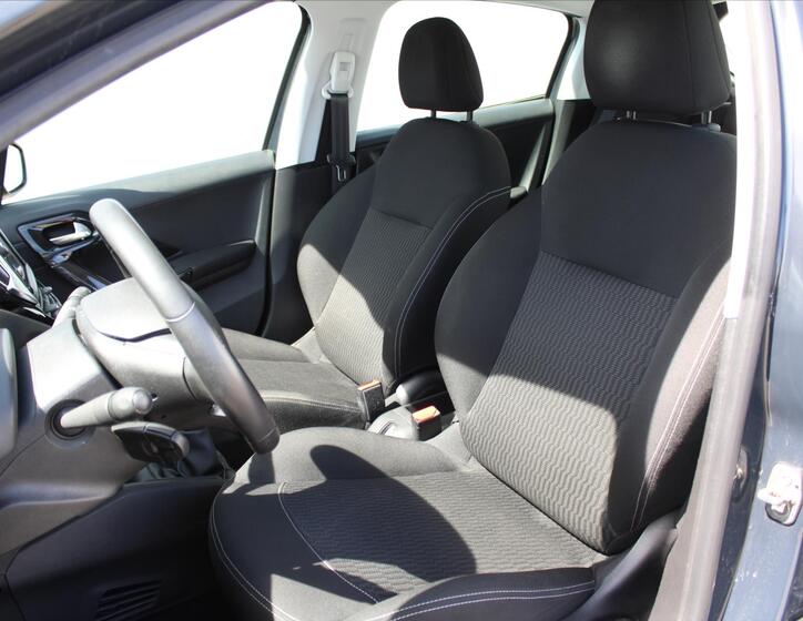 Peugeot 208 10