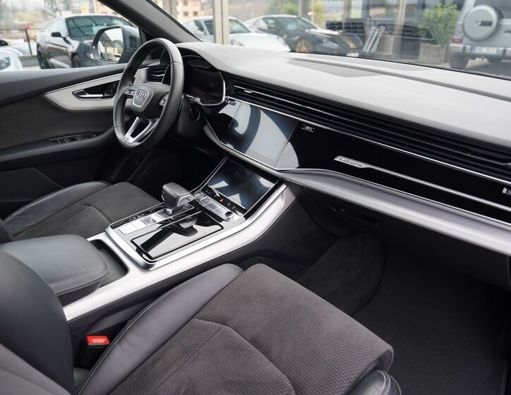 Audi Q8 29