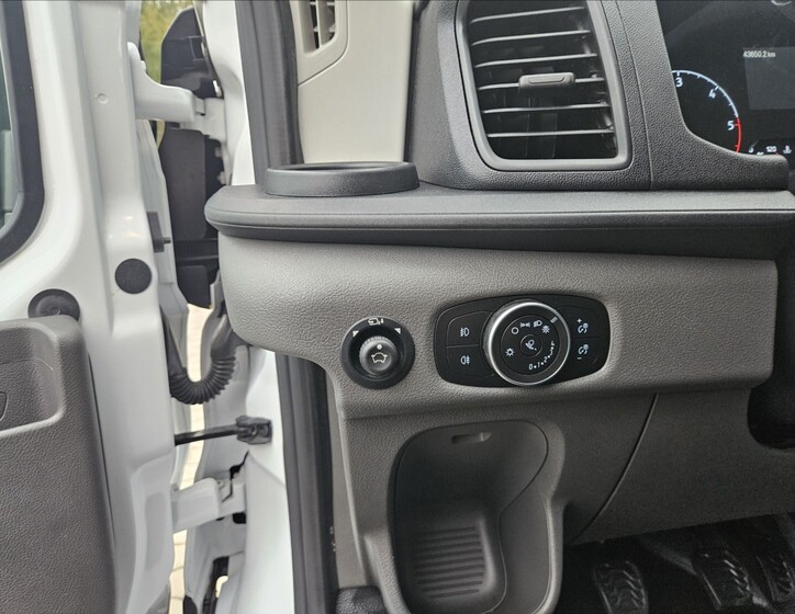 Ford Transit 9