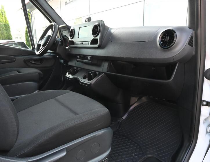 Mercedes-Benz Sprinter 11