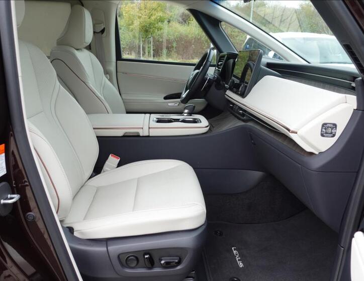 Lexus LM 350h 14
