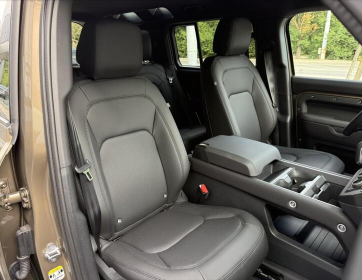 Land Rover Defender 25