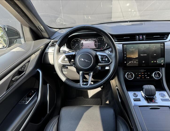 Jaguar F-Pace 15