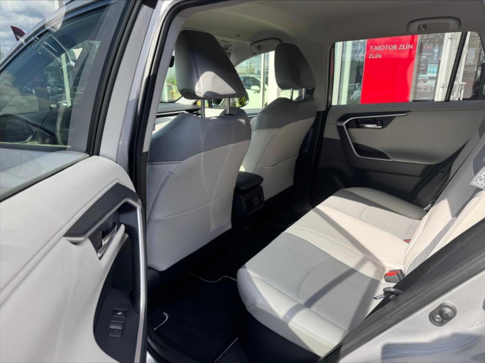 Toyota RAV4 13
