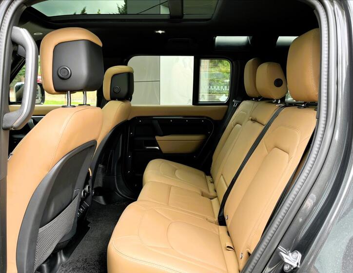 Land Rover Defender 27