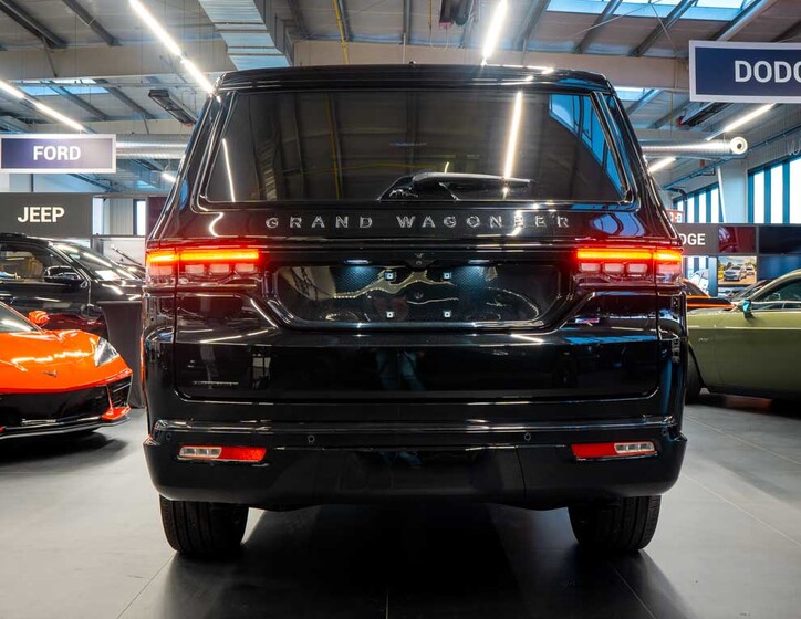 Jeep Grand Wagoneer 4